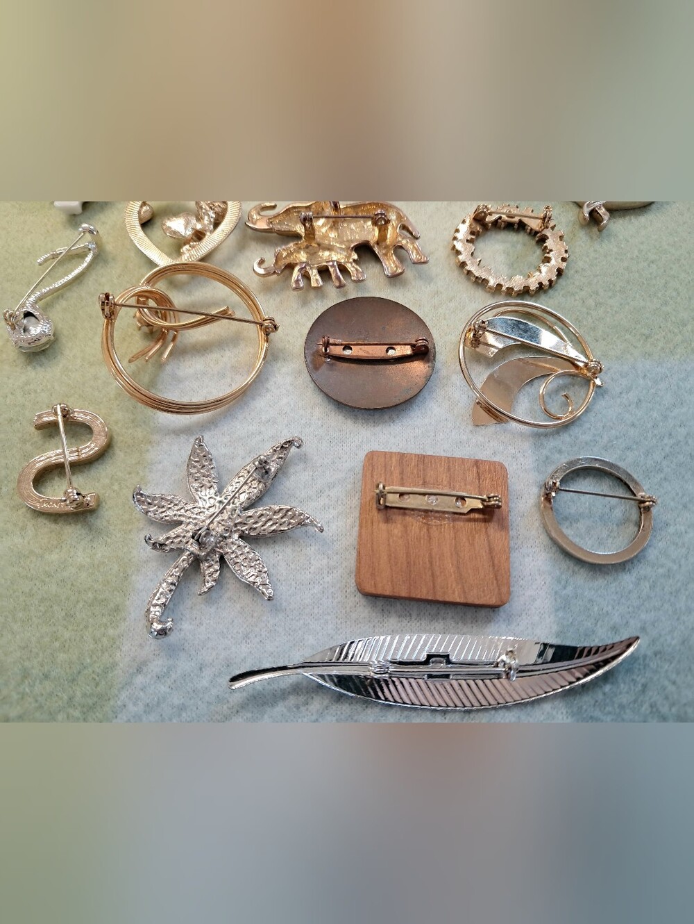Brooches Vintage Costume Jewelry Lot Elephant Heart Feather Leaf - Picture 8 of 13